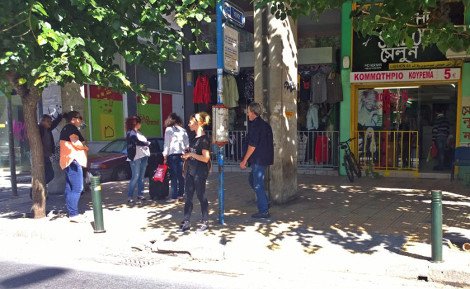 Οι Atenistas ξαναχτυπούν -Ανακαινίζουν, χρωματίζουν και βάζουν πρωτότυπα παγκάκια σε στάσεις λεωφορείων [εικόνες] | iefimerida.gr 0