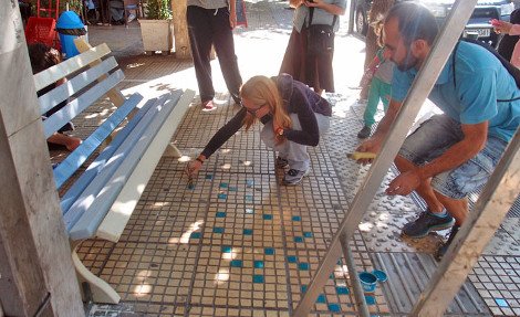 Οι Atenistas ξαναχτυπούν -Ανακαινίζουν, χρωματίζουν και βάζουν πρωτότυπα παγκάκια σε στάσεις λεωφορείων [εικόνες] | iefimerida.gr 1