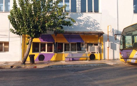 Οι Atenistas ξαναχτυπούν -Ανακαινίζουν, χρωματίζουν και βάζουν πρωτότυπα παγκάκια σε στάσεις λεωφορείων [εικόνες] | iefimerida.gr 13