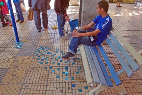 Οι Atenistas ξαναχτυπούν -Ανακαινίζουν, χρωματίζουν και βάζουν πρωτότυπα παγκάκια σε στάσεις λεωφορείων [εικόνες] | iefimerida.gr 3