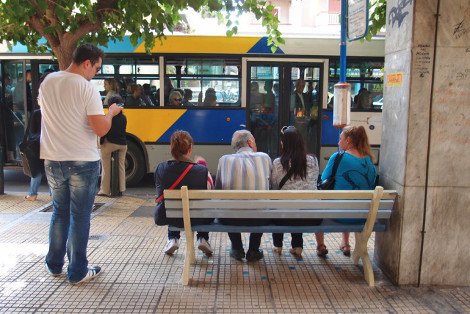 Οι Atenistas ξαναχτυπούν -Ανακαινίζουν, χρωματίζουν και βάζουν πρωτότυπα παγκάκια σε στάσεις λεωφορείων [εικόνες] | iefimerida.gr 4