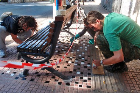 Οι Atenistas ξαναχτυπούν -Ανακαινίζουν, χρωματίζουν και βάζουν πρωτότυπα παγκάκια σε στάσεις λεωφορείων [εικόνες] | iefimerida.gr 6