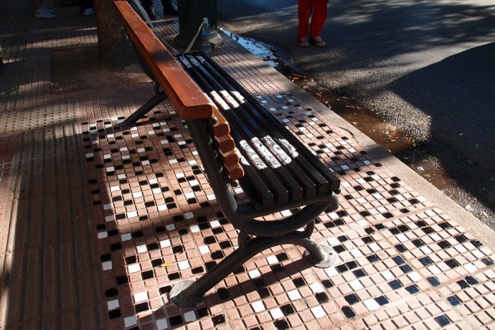 Οι Atenistas ξαναχτυπούν -Ανακαινίζουν, χρωματίζουν και βάζουν πρωτότυπα παγκάκια σε στάσεις λεωφορείων [εικόνες] | iefimerida.gr 7