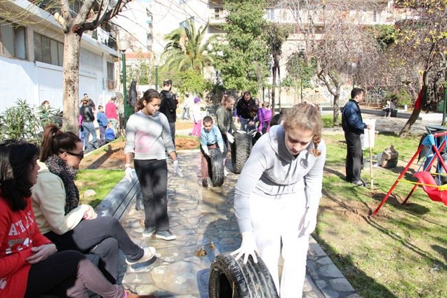 Οι atenistas έδωσαν ζωή και χρώμα Mondrian σε ένα παρατημένο πάρκο της Αθήνας | iefimerida.gr 1