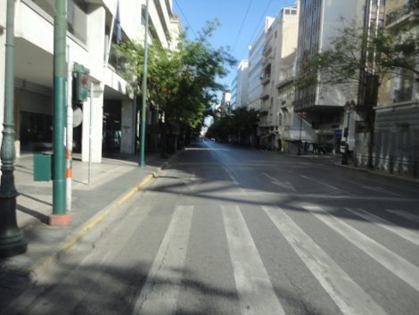 Ημέρα Μαγιού με άδειους δρόμους και κλειστά μαγαζιά, χωρίς πρωινό ξύπνημα και αγωνιστικό χρώμα [εικόνες] | iefimerida.gr 10