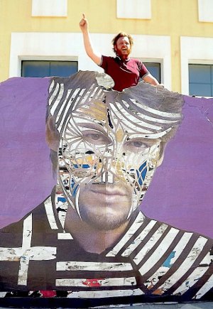 Koρυφαίοι street artists μεταμόρφωσαν όψεις δημοσίων κτηρίων σε Πλάκα, Πειραιώς, Νίκαια [εικόνες] | iefimerida.gr 0