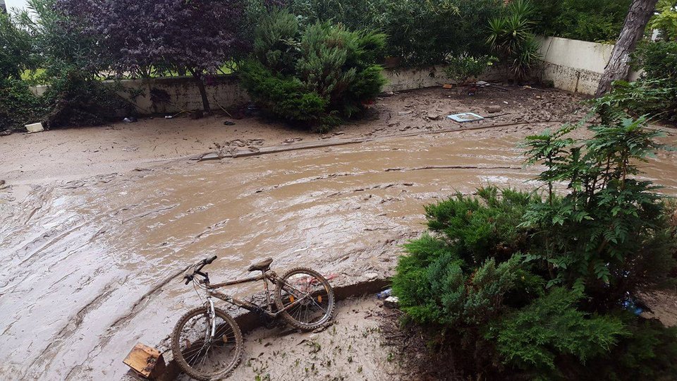 Λάσπη παντού -Η επόμενη μέρα μετά τις πλημμύρες στην Αγία Τριάδα Θεσσαλονίκης [εικόνες & βίντεο] | iefimerida.gr 1