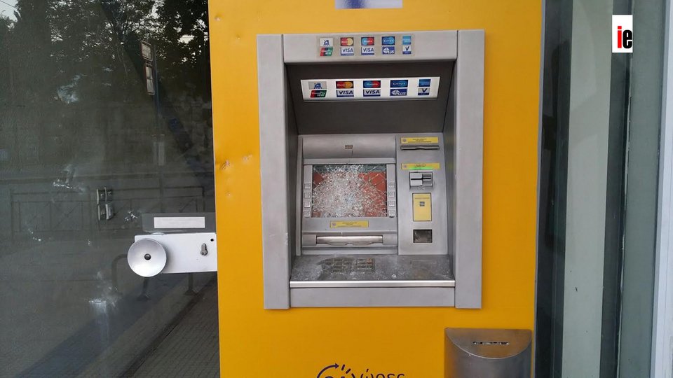 Βομβαρδισμένο τοπίο η Αθήνα - Η επόμενη μέρα των επεισοδίων [εικόνες] | iefimerida.gr 3