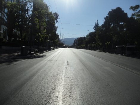 Ημέρα Μαγιού με άδειους δρόμους και κλειστά μαγαζιά, χωρίς πρωινό ξύπνημα και αγωνιστικό χρώμα [εικόνες] | iefimerida.gr 3