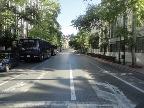 Ημέρα Μαγιού με άδειους δρόμους και κλειστά μαγαζιά, χωρίς πρωινό ξύπνημα και αγωνιστικό χρώμα [εικόνες] | iefimerida.gr 4