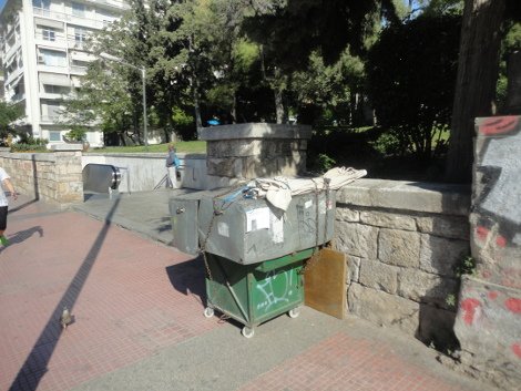 Ημέρα Μαγιού με άδειους δρόμους και κλειστά μαγαζιά, χωρίς πρωινό ξύπνημα και αγωνιστικό χρώμα [εικόνες] | iefimerida.gr 7