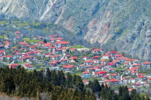 Περίπατοι στο βουνό, μαζί με τους γιους του και την Περιστέρα -Πώς πέρασε τα Χριστούγεννα ο Τσίπρας σε χωριό της Αρτας | iefimerida.gr 0