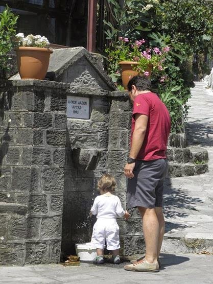Περίπατοι στο βουνό, μαζί με τους γιους του και την Περιστέρα -Πώς πέρασε τα Χριστούγεννα ο Τσίπρας σε χωριό της Αρτας | iefimerida.gr 6