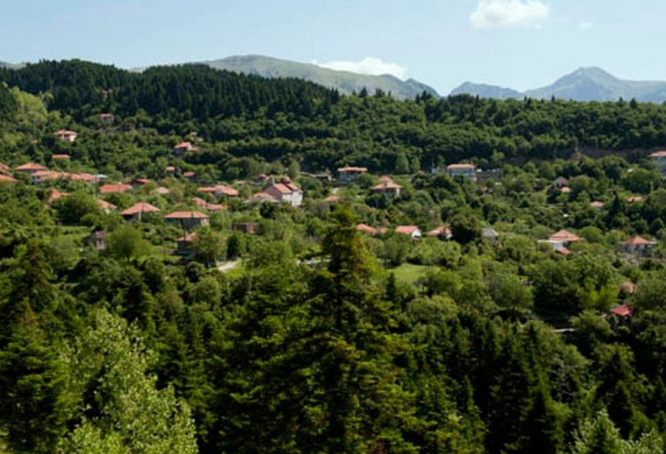 Περίπατοι στο βουνό, μαζί με τους γιους του και την Περιστέρα -Πώς πέρασε τα Χριστούγεννα ο Τσίπρας σε χωριό της Αρτας | iefimerida.gr 2
