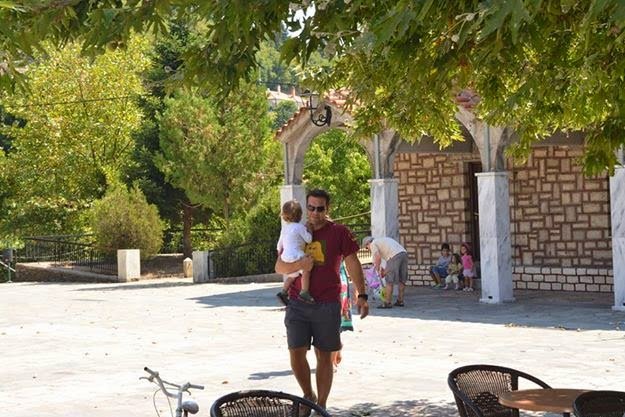 Περίπατοι στο βουνό, μαζί με τους γιους του και την Περιστέρα -Πώς πέρασε τα Χριστούγεννα ο Τσίπρας σε χωριό της Αρτας | iefimerida.gr 5