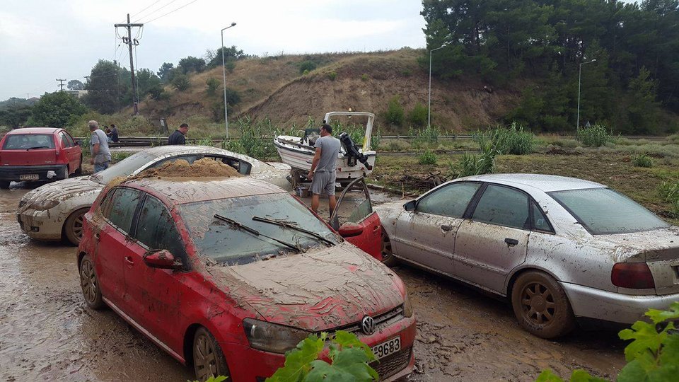 Λάσπη παντού -Η επόμενη μέρα μετά τις πλημμύρες στην Αγία Τριάδα Θεσσαλονίκης [εικόνες & βίντεο] | iefimerida.gr 0