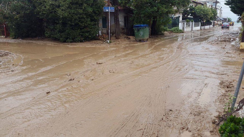 Λάσπη παντού -Η επόμενη μέρα μετά τις πλημμύρες στην Αγία Τριάδα Θεσσαλονίκης [εικόνες & βίντεο] | iefimerida.gr 3