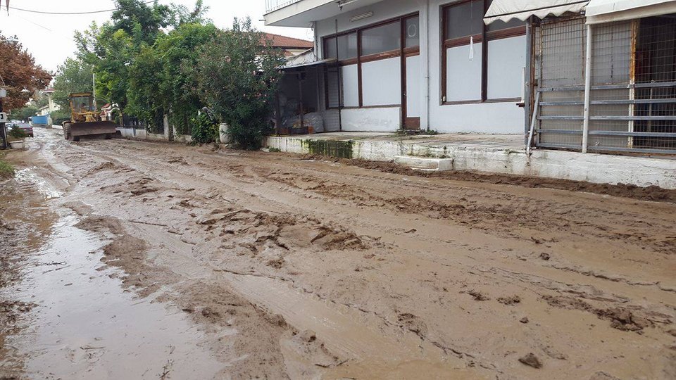 Λάσπη παντού -Η επόμενη μέρα μετά τις πλημμύρες στην Αγία Τριάδα Θεσσαλονίκης [εικόνες & βίντεο] | iefimerida.gr 4