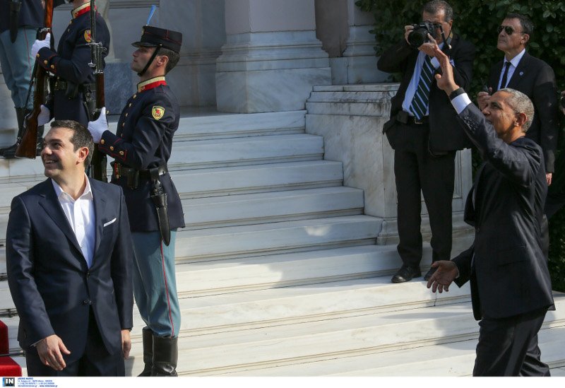 Αθηναίοι καλωσορίζουν τον Ομπάμα από μπαλκόνι κοντά στο Μαξίμου [εικόνες] | iefimerida.gr 0
