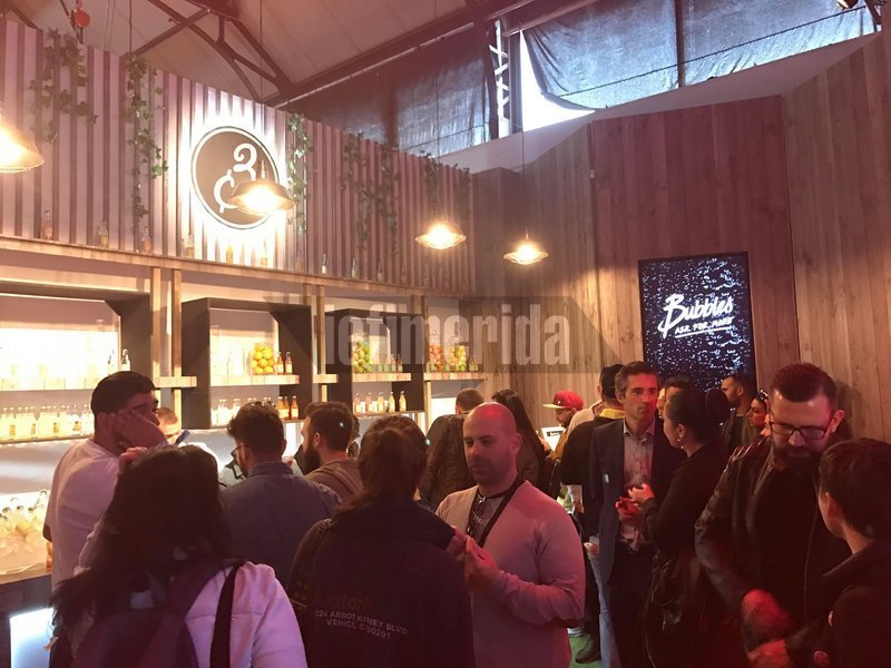 Οι αίθουσες και οι αυλές της Τεχνόπολης έχουν κατακλυστεί από πολύχρωμα μπουκάλια και shakers που με τα αρώματα τους προσκαλούν ακόμα και τους μη μυημένους να τα γευτούν (πάντα υπεύθυνα)