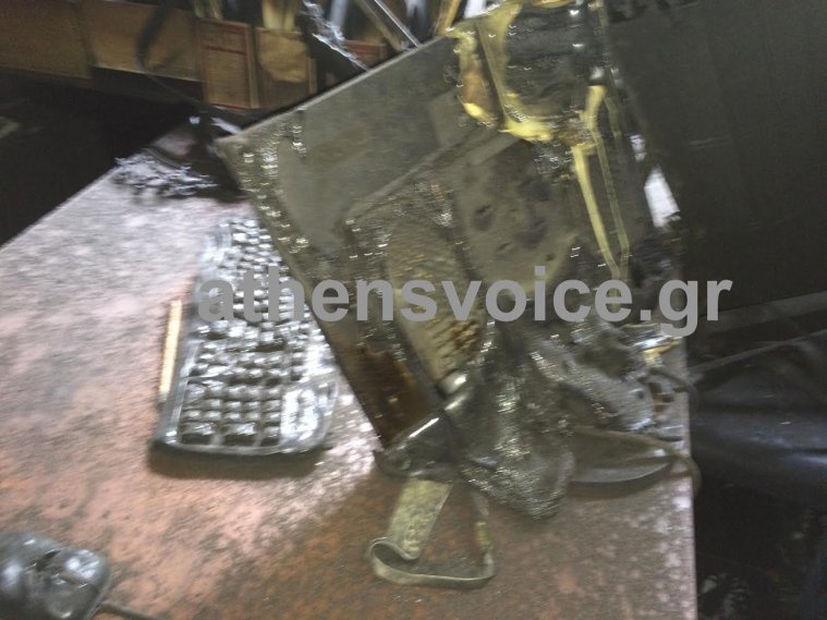 Ολική καταστροφή από την πυρκαγιά στην αίθουσα σύνταξης του site της Athens Voice [εικόνες]  | iefimerida.gr 9