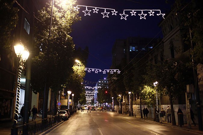 Η Αθήνα φόρεσε τα καλά της και στολίστηκε... παραδοσιακά -Φωταγωγήθηκε το καράβι στο Σύνταγμα  [εικόνες] | iefimerida.gr 1