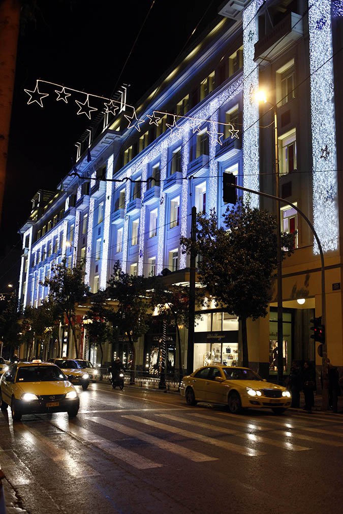 Η Αθήνα φόρεσε τα καλά της και στολίστηκε... παραδοσιακά -Φωταγωγήθηκε το καράβι στο Σύνταγμα  [εικόνες] | iefimerida.gr 3