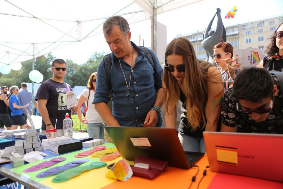 Ο Σταύρος Θεοδωράκης πήγε στη διαδήλωση των ομοφυλοφίλων -«Είναι δικαίωμα όλων ο αυτοπροσδιορισμός» | iefimerida.gr 7