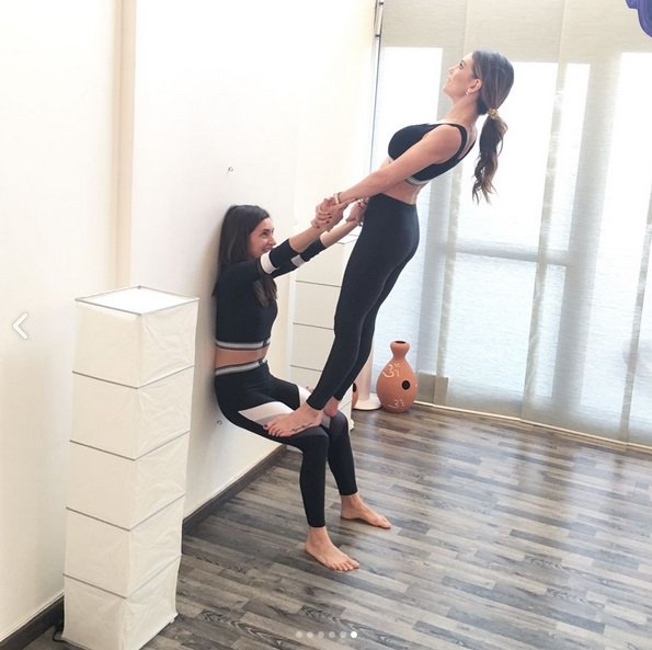 Κάν' το όπως η Αθηνά Οικονομάκου: Γυμναστική με φίλη σου, η μία πάνω στην άλλη [εικόνες]  | iefimerida.gr 4