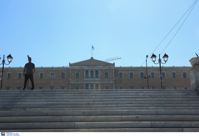 Ενας νεαρός φωτογραφίζεται μόνος του με τη Βουλή
