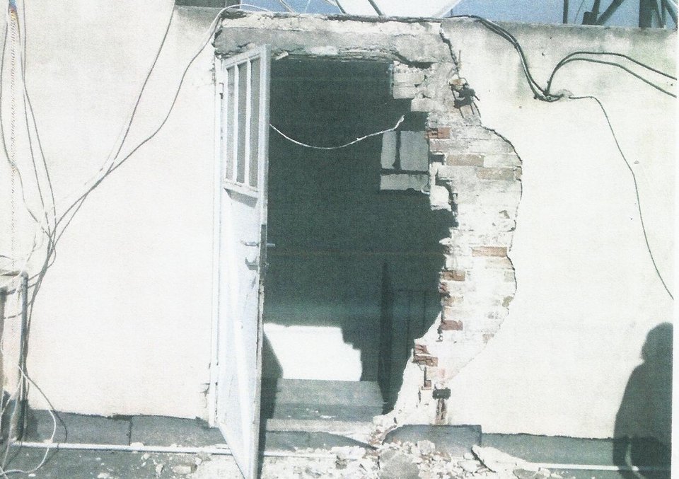 Καρέ καρέ οι κουκουλοφόροι σε ταράτσες σπιτιών στα Εξάρχεια πετούν πέτρες, καρέκλες και μολότοφ στα ΜΑΤ [εικόνες & βίντεο] | iefimerida.gr 0