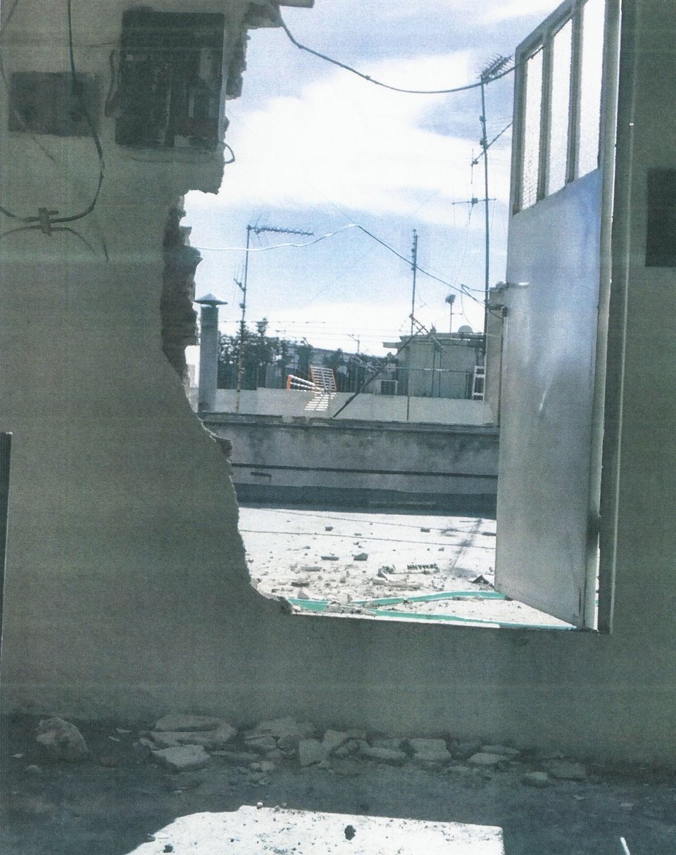 Καρέ καρέ οι κουκουλοφόροι σε ταράτσες σπιτιών στα Εξάρχεια πετούν πέτρες, καρέκλες και μολότοφ στα ΜΑΤ [εικόνες & βίντεο] | iefimerida.gr 1