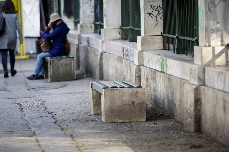 «Πάγωσαν» οι Αθηναίοι -Με σκούφους, καπέλα και μπουφάν βγήκαν σήμερα το πρωί [εικόνες] | iefimerida.gr 2