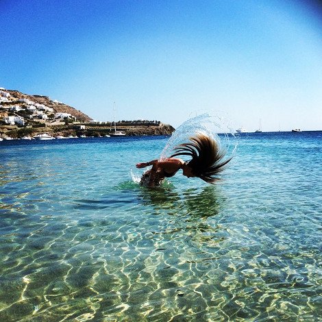 Το ατελείωτο καλοκαίρι της Αθηνάς Οικονομάκου -Συνεχίζει να «ταλαιπωρεί» τη Μύκονο με το μπικίνι της [εικόνες] | iefimerida.gr 1