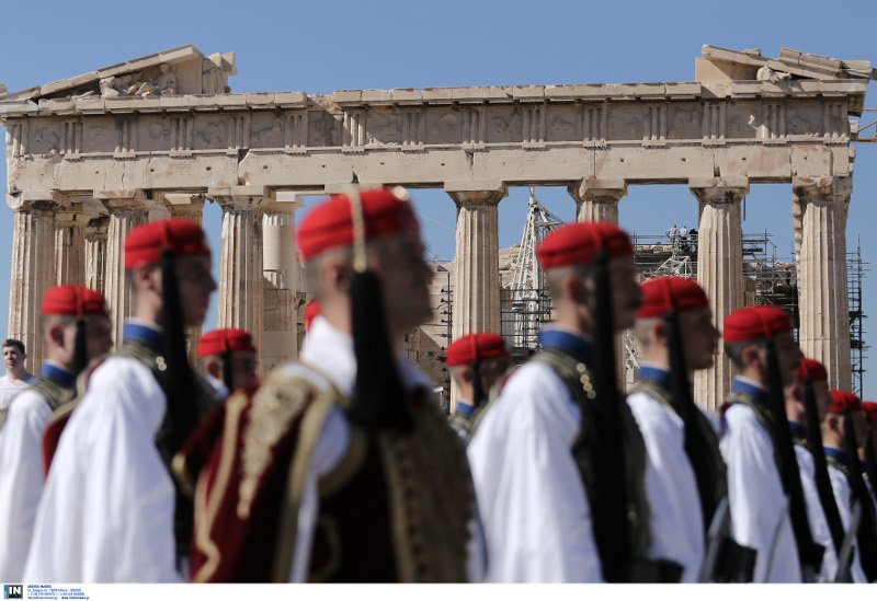 Η Αθήνα γιορτάζει τα 73 χρόνια από την απελευθέρωσή της -Γέμισε τσολιάδες η Ακρόπολη, έγινε έπαρση σημαίας [εικόνες] | iefimerida.gr 0