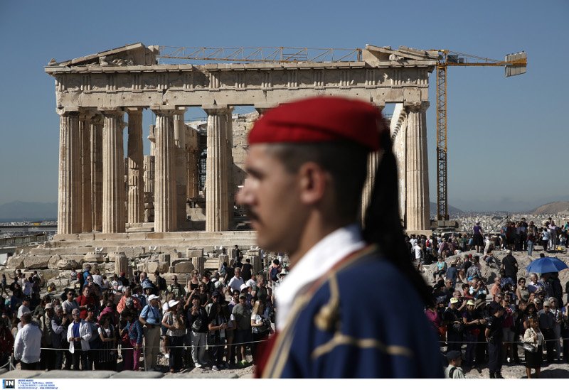 Η Αθήνα γιορτάζει τα 73 χρόνια από την απελευθέρωσή της -Γέμισε τσολιάδες η Ακρόπολη, έγινε έπαρση σημαίας [εικόνες] | iefimerida.gr 9