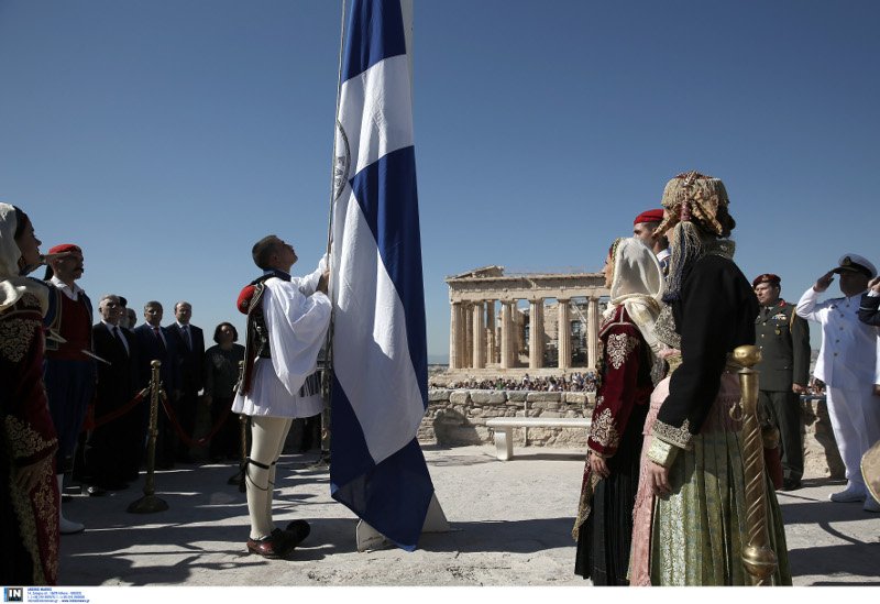 Η Αθήνα γιορτάζει τα 73 χρόνια από την απελευθέρωσή της -Γέμισε τσολιάδες η Ακρόπολη, έγινε έπαρση σημαίας [εικόνες] | iefimerida.gr 10