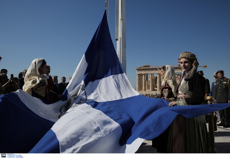 Η Αθήνα γιορτάζει τα 73 χρόνια από την απελευθέρωσή της -Γέμισε τσολιάδες η Ακρόπολη, έγινε έπαρση σημαίας [εικόνες] | iefimerida.gr 2