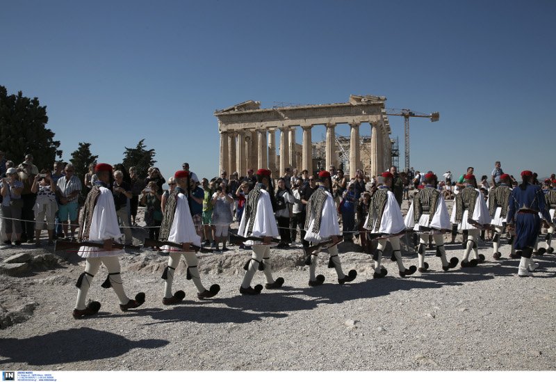 Η Αθήνα γιορτάζει τα 73 χρόνια από την απελευθέρωσή της -Γέμισε τσολιάδες η Ακρόπολη, έγινε έπαρση σημαίας [εικόνες] | iefimerida.gr 3
