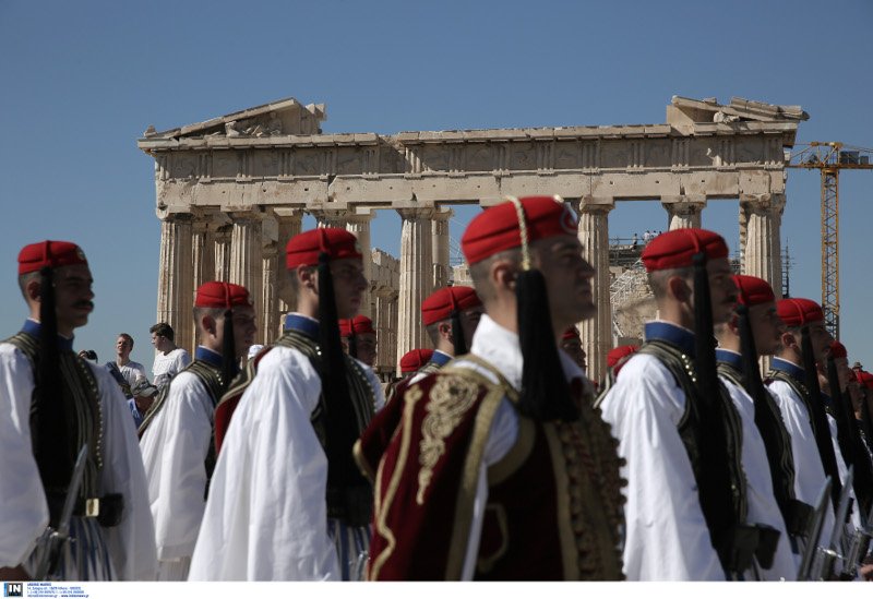 Η Αθήνα γιορτάζει τα 73 χρόνια από την απελευθέρωσή της -Γέμισε τσολιάδες η Ακρόπολη, έγινε έπαρση σημαίας [εικόνες] | iefimerida.gr 4