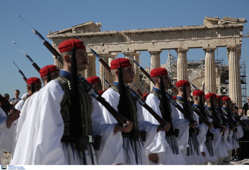 Η Αθήνα γιορτάζει τα 73 χρόνια από την απελευθέρωσή της -Γέμισε τσολιάδες η Ακρόπολη, έγινε έπαρση σημαίας [εικόνες] | iefimerida.gr 5