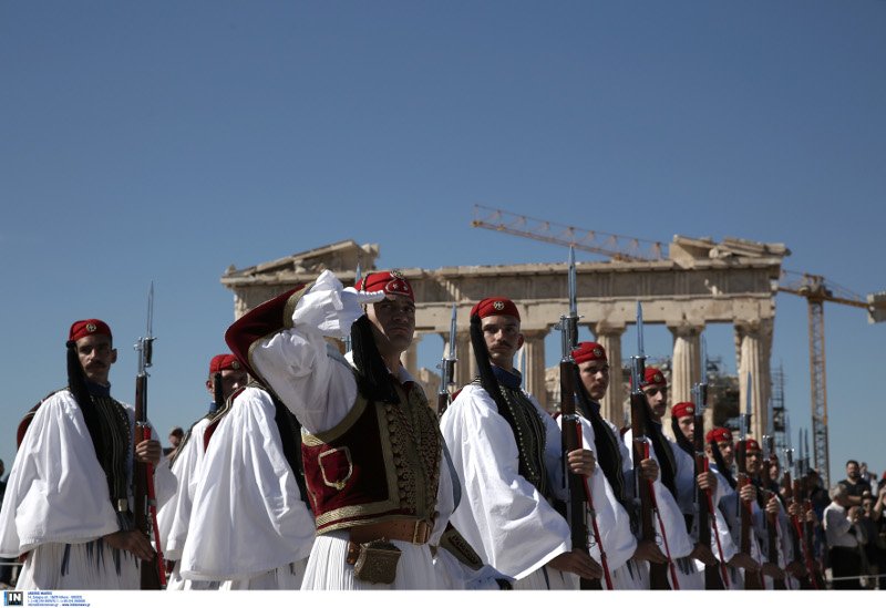 Η Αθήνα γιορτάζει τα 73 χρόνια από την απελευθέρωσή της -Γέμισε τσολιάδες η Ακρόπολη, έγινε έπαρση σημαίας [εικόνες] | iefimerida.gr 6