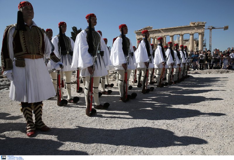 Η Αθήνα γιορτάζει τα 73 χρόνια από την απελευθέρωσή της -Γέμισε τσολιάδες η Ακρόπολη, έγινε έπαρση σημαίας [εικόνες] | iefimerida.gr 7