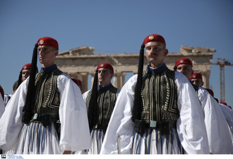 Η Αθήνα γιορτάζει τα 73 χρόνια από την απελευθέρωσή της -Γέμισε τσολιάδες η Ακρόπολη, έγινε έπαρση σημαίας [εικόνες] | iefimerida.gr 8