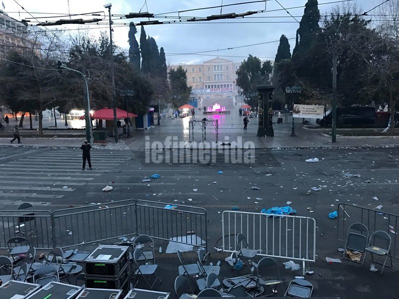 «Βομβαρδισμένο τοπίο» το Σύνταγμα -Τι άφησε πίσω η μάχη ΜΑΤ-κουκουλοφόρων [εικόνες & βίντεο] | iefimerida.gr 9