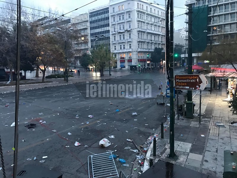 «Βομβαρδισμένο τοπίο» το Σύνταγμα -Τι άφησε πίσω η μάχη ΜΑΤ-κουκουλοφόρων [εικόνες & βίντεο] | iefimerida.gr 10