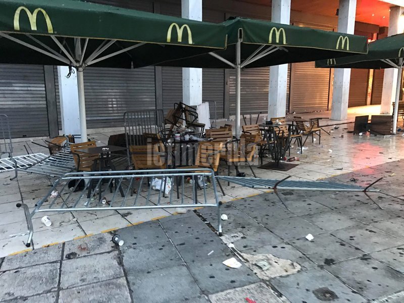 «Βομβαρδισμένο τοπίο» το Σύνταγμα -Τι άφησε πίσω η μάχη ΜΑΤ-κουκουλοφόρων [εικόνες & βίντεο] | iefimerida.gr 11