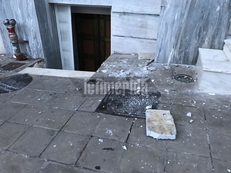 «Βομβαρδισμένο τοπίο» το Σύνταγμα -Τι άφησε πίσω η μάχη ΜΑΤ-κουκουλοφόρων [εικόνες & βίντεο] | iefimerida.gr 2