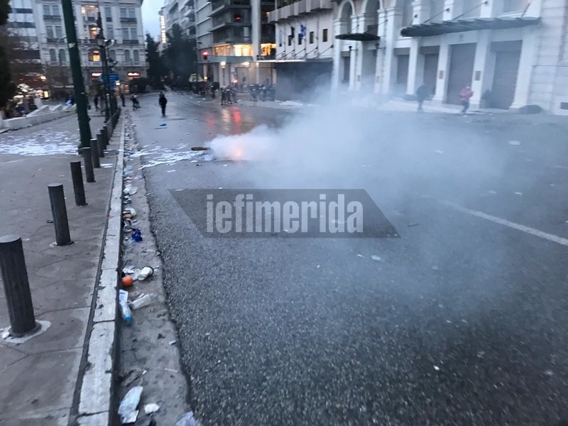 «Βομβαρδισμένο τοπίο» το Σύνταγμα -Τι άφησε πίσω η μάχη ΜΑΤ-κουκουλοφόρων [εικόνες & βίντεο] | iefimerida.gr 0