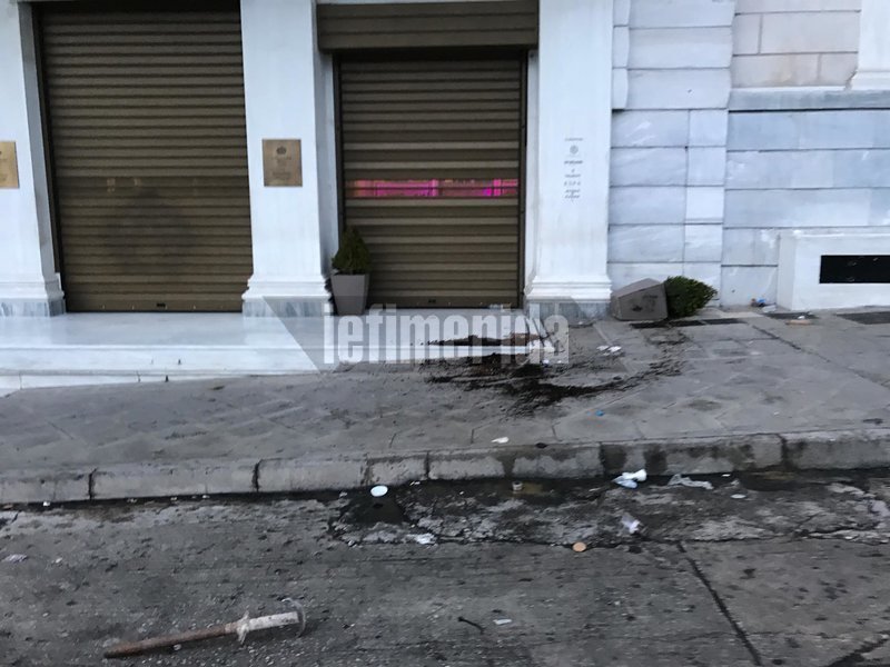 «Βομβαρδισμένο τοπίο» το Σύνταγμα -Τι άφησε πίσω η μάχη ΜΑΤ-κουκουλοφόρων [εικόνες & βίντεο] | iefimerida.gr 1